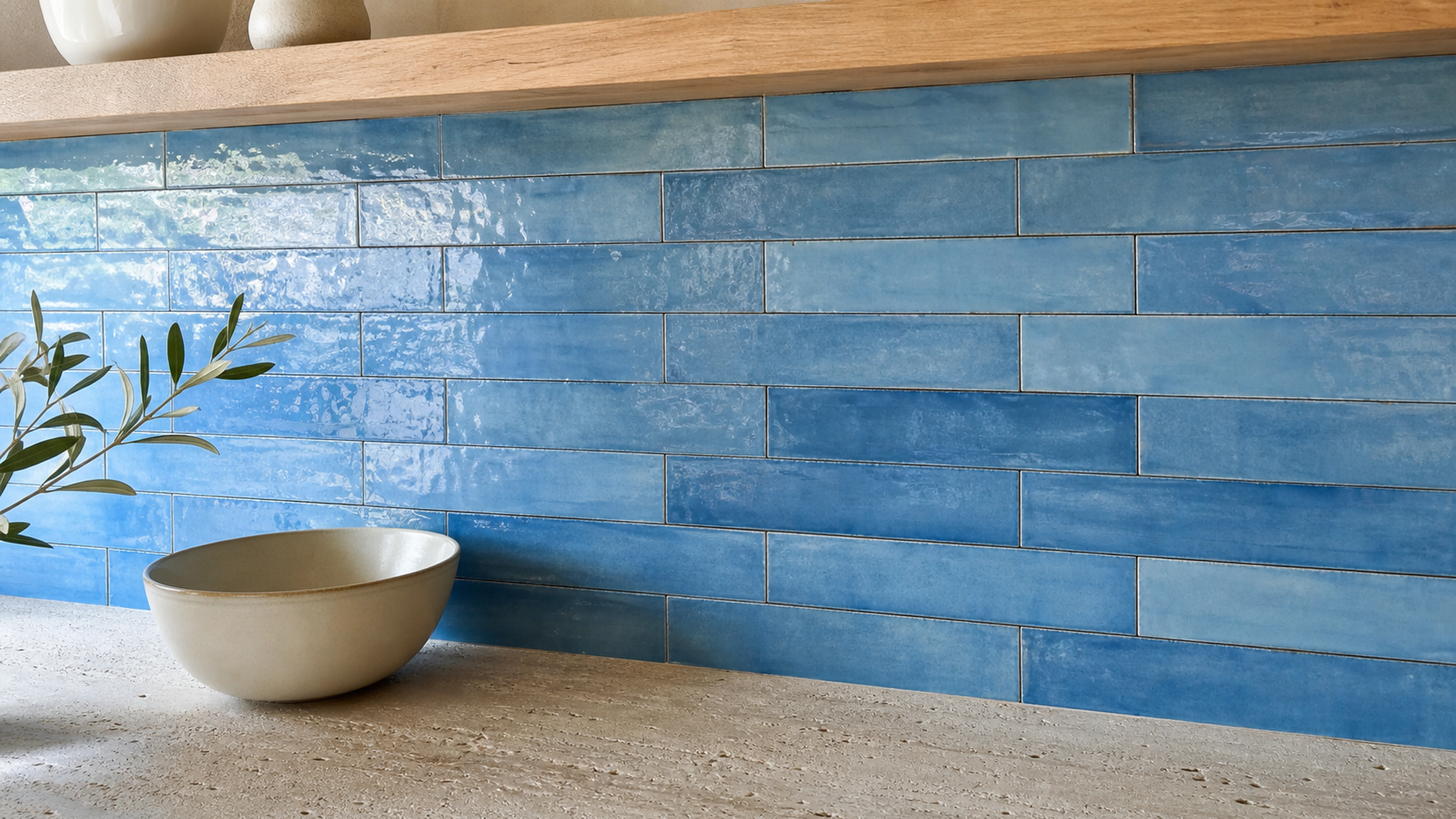 Carrelage mural bleu brillant style zellige en rectangles dans une cuisine