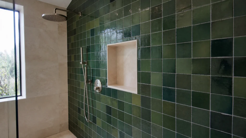 Carrelage mural carré effet zellige vert brillant dans une douche contemporaine