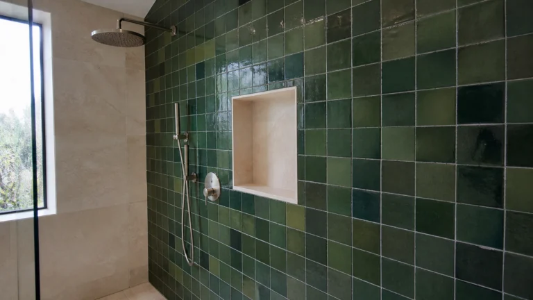 Carrelage mural carré effet zellige vert brillant dans une douche contemporaine