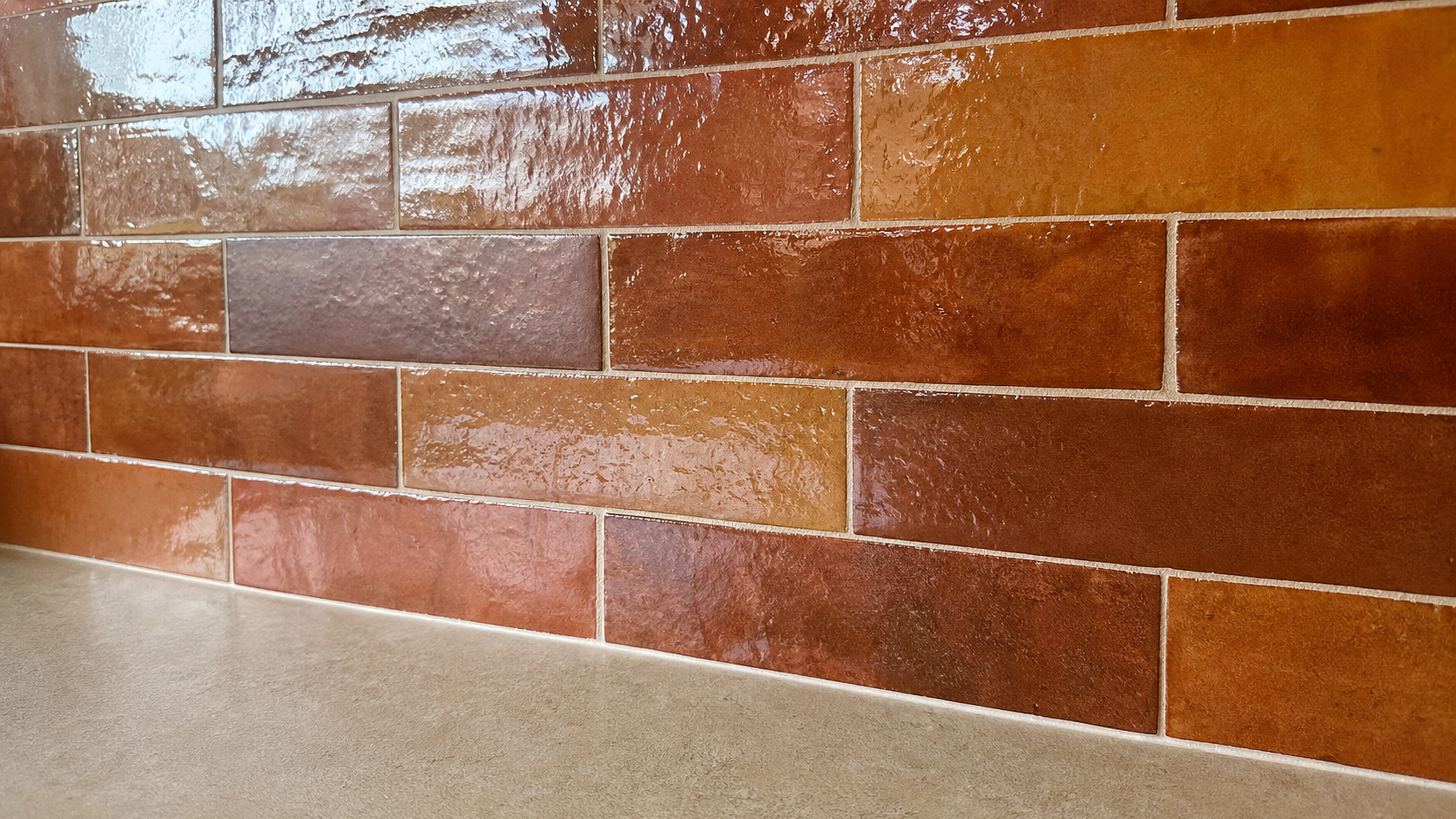 Crédence intérieure en carrelage rectangulaire terracotta brillant effet zellige