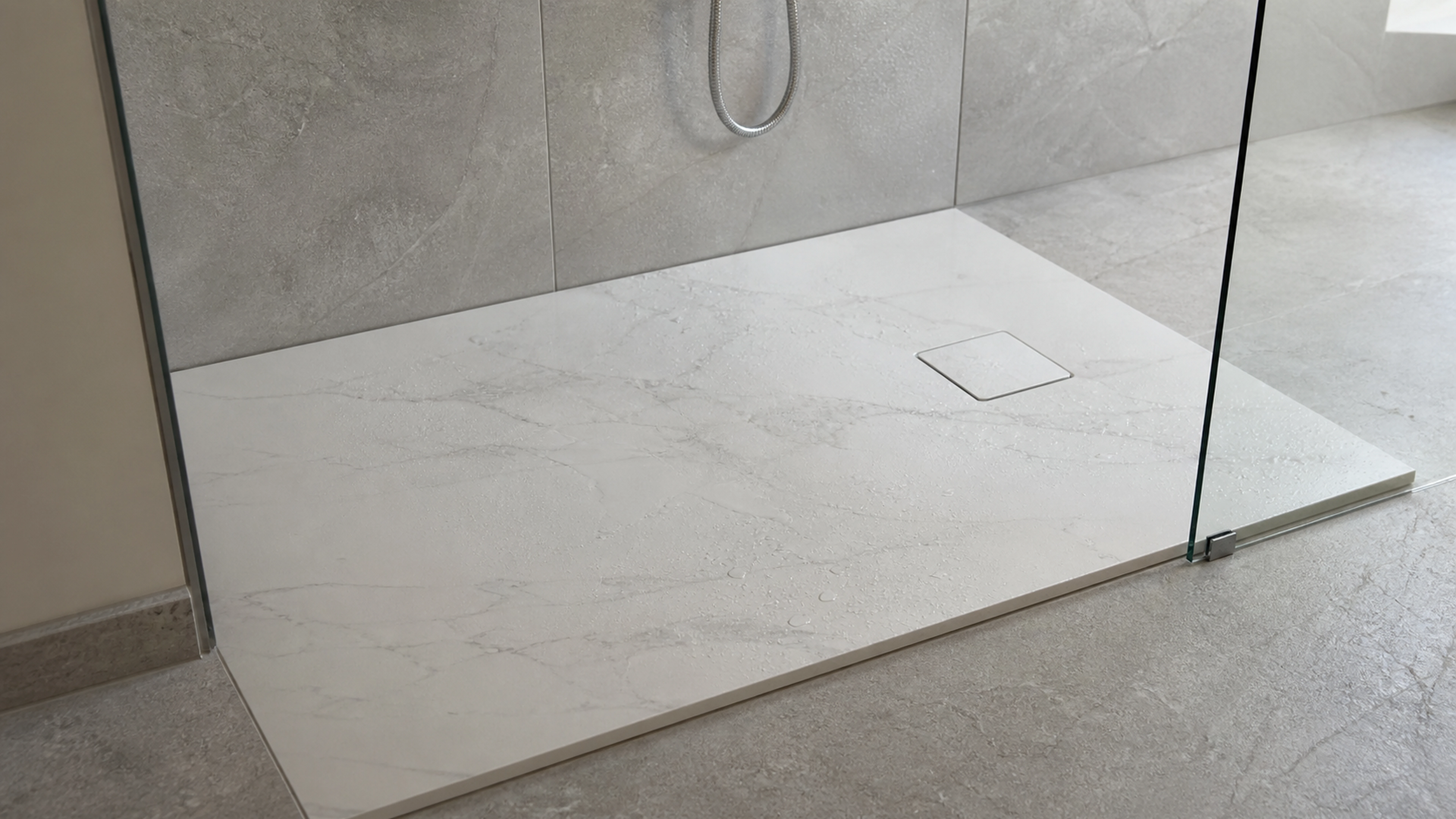 Receveur de douche extra-plat blanc marbré avec bonde carrée excentrée