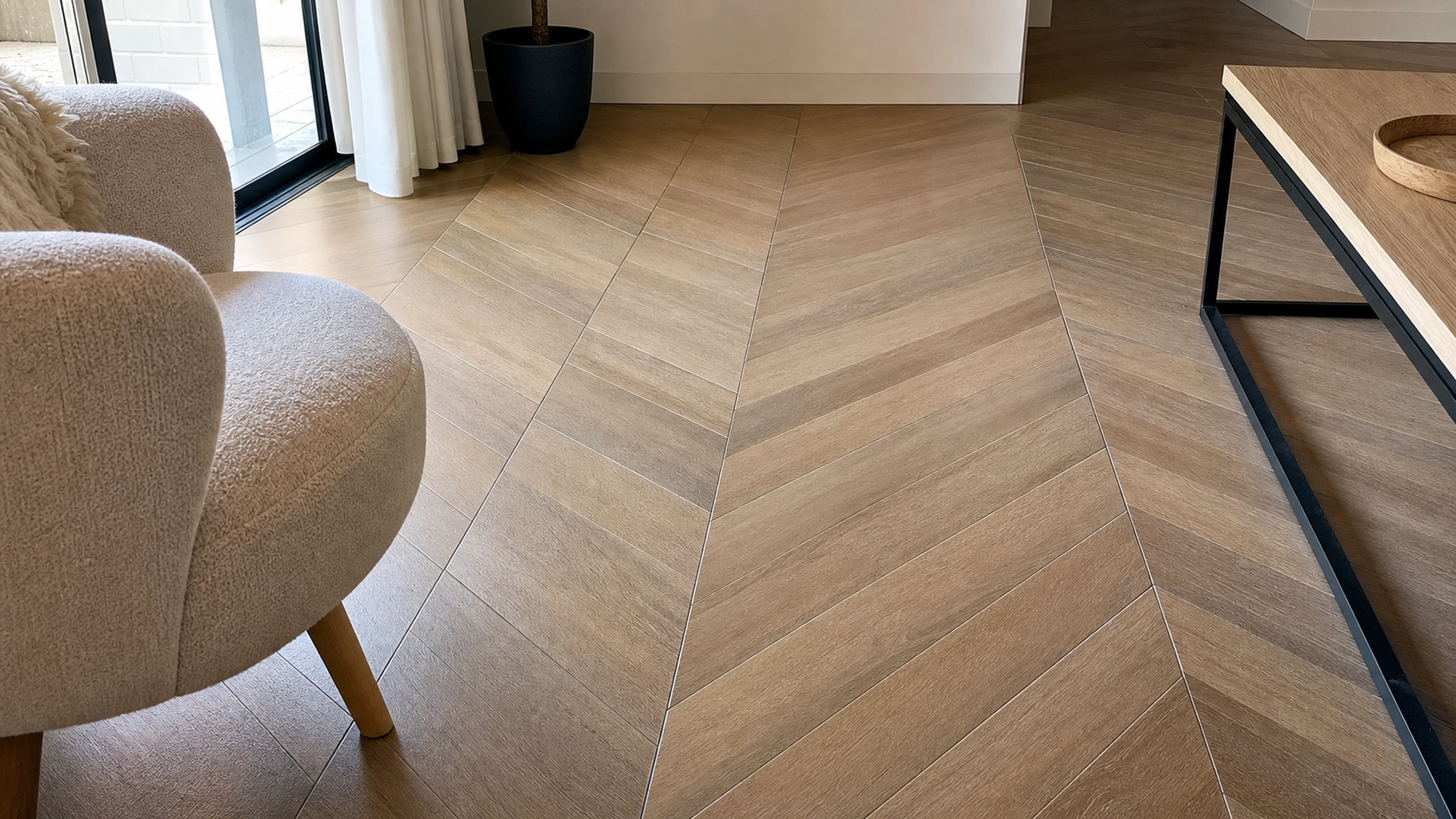 Carrelage effet parquet en pointe de Hongrie dans un séjour lumineux