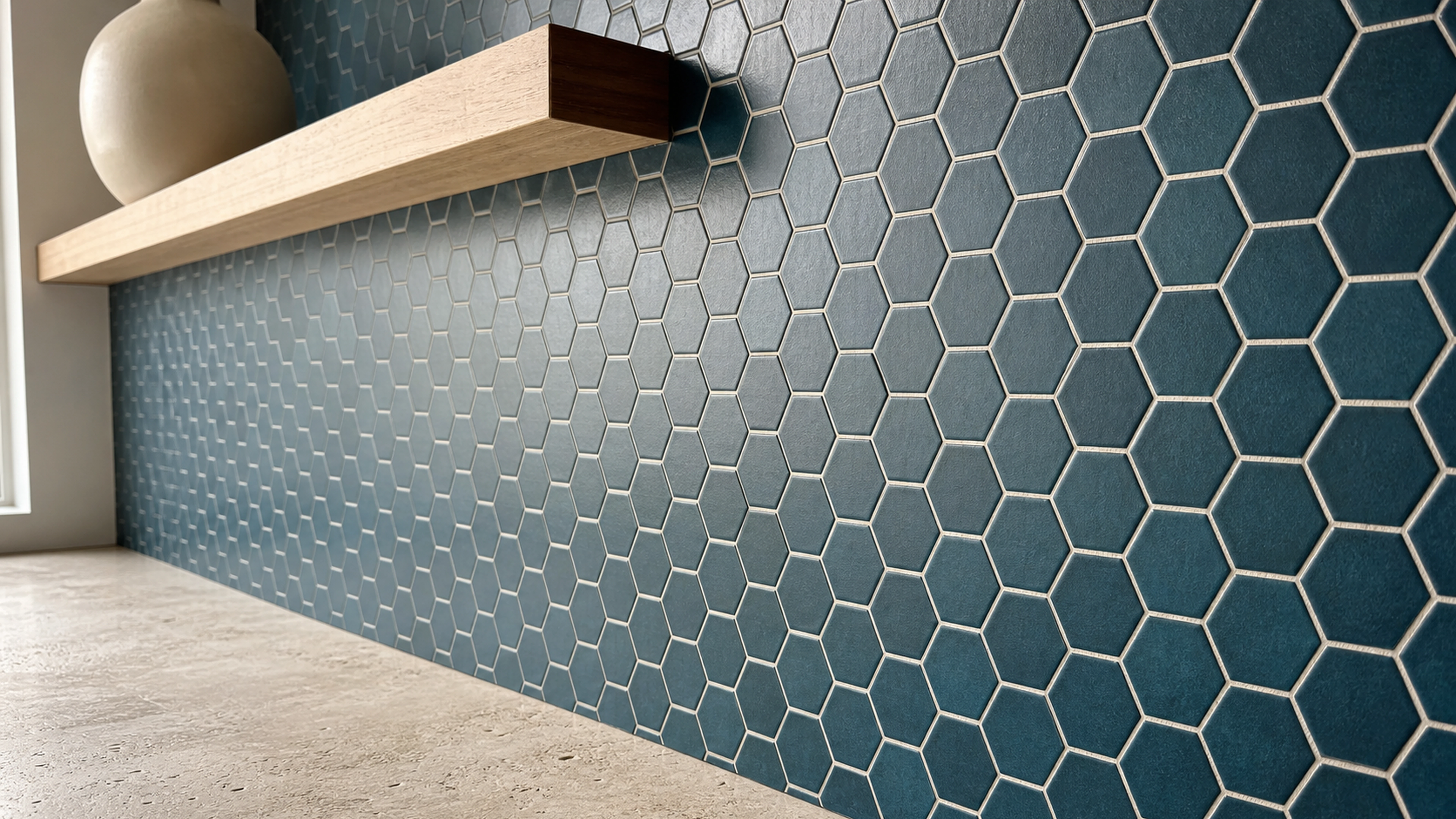 Crédence en petits carreaux hexagonaux bleu mat dans une cuisine