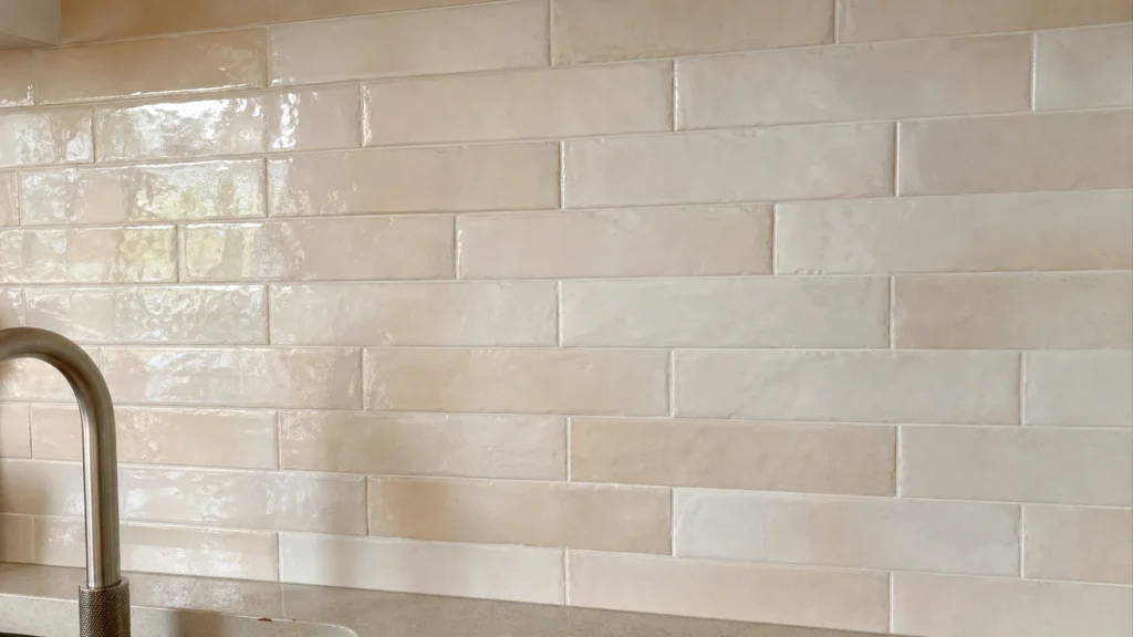 Crédence en faïence beige crème type zellige avec carreaux rectangulaires