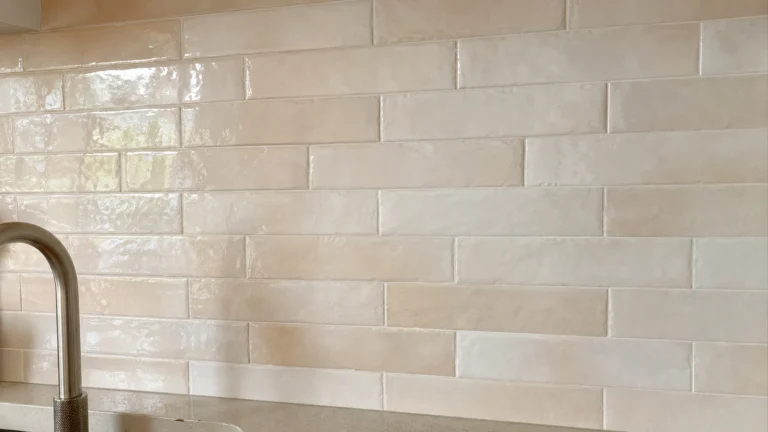 Crédence en faïence beige crème type zellige avec carreaux rectangulaires