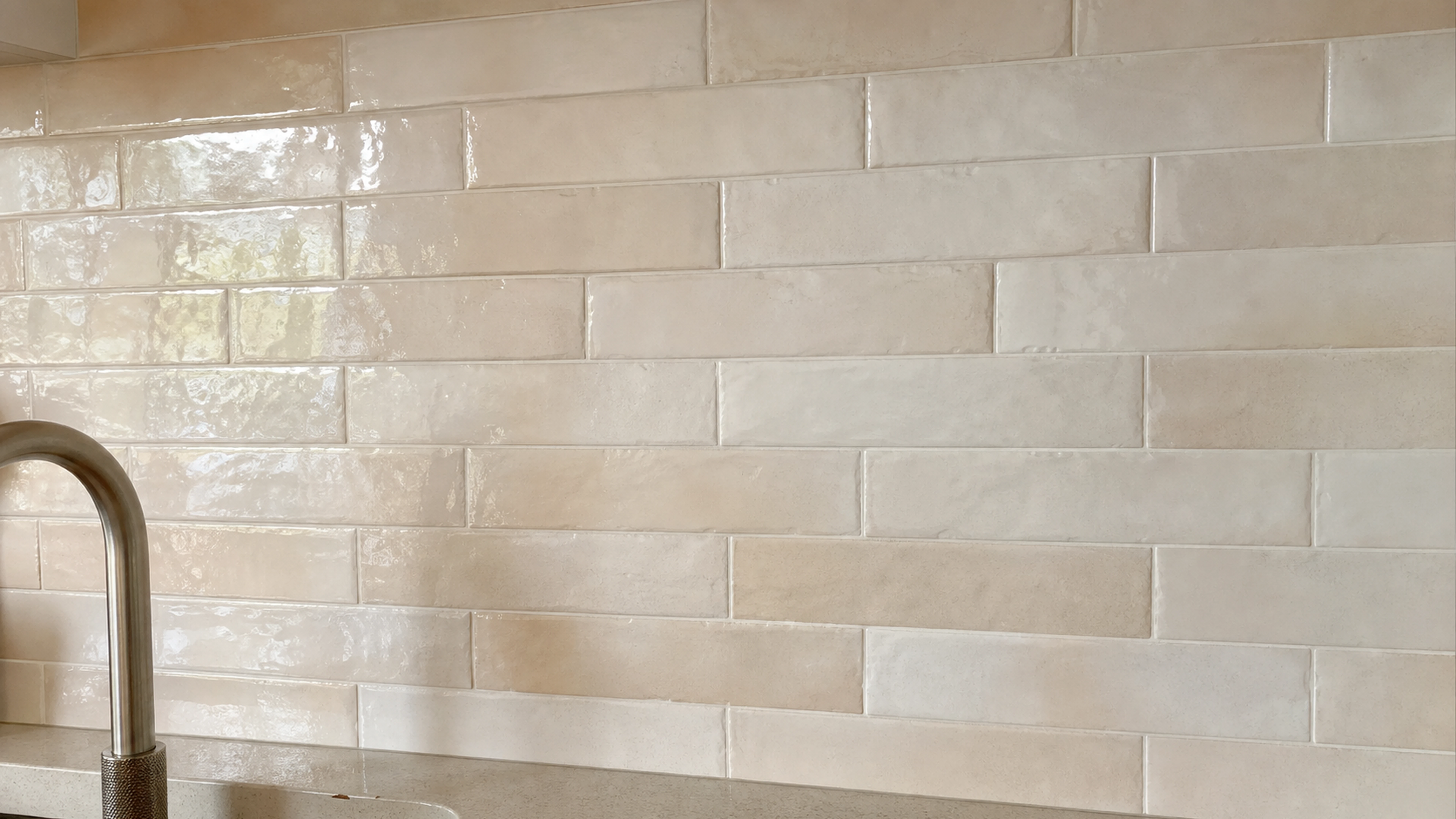 Crédence en faïence beige crème type zellige avec carreaux rectangulaires