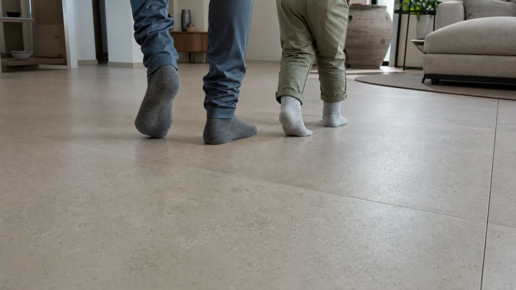 Sol intérieur en grands carreaux mats dans un salon lumineux familial