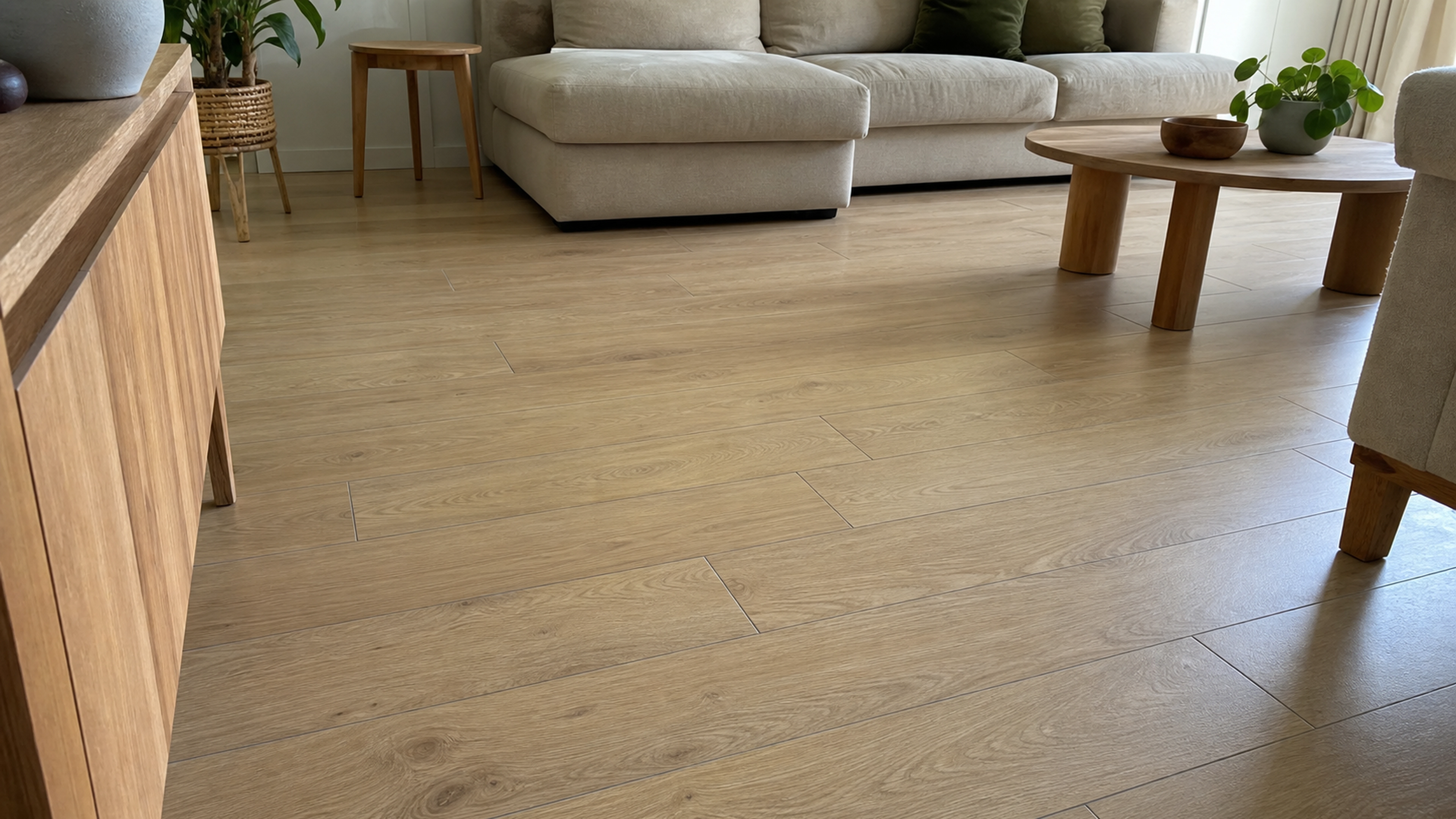Sol en carrelage imitation parquet dans un salon lumineux contemporain
